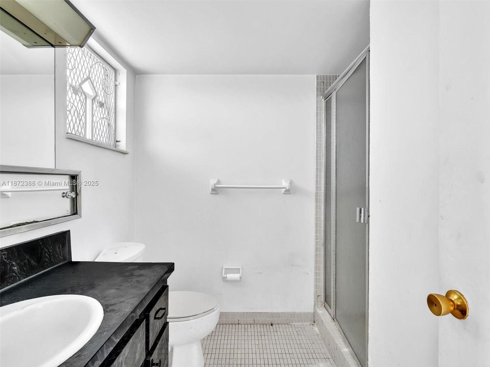 For Sale: $139,000 (1 beds, 2 baths, 1002 Square Feet)