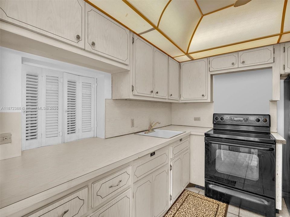 For Sale: $139,000 (1 beds, 2 baths, 1002 Square Feet)