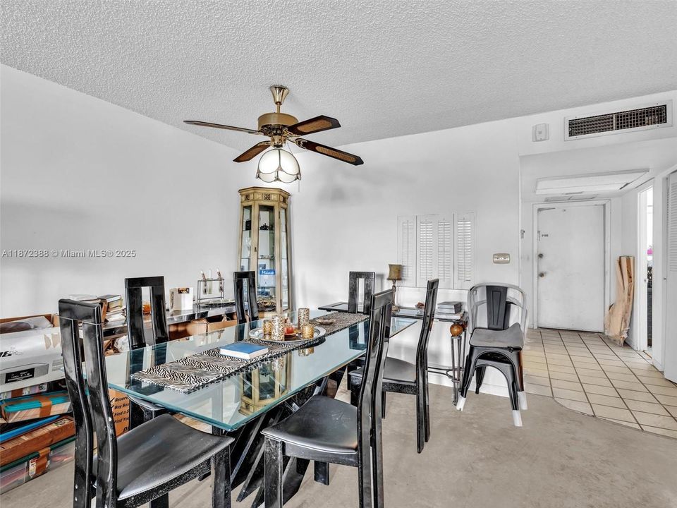 For Sale: $139,000 (1 beds, 2 baths, 1002 Square Feet)