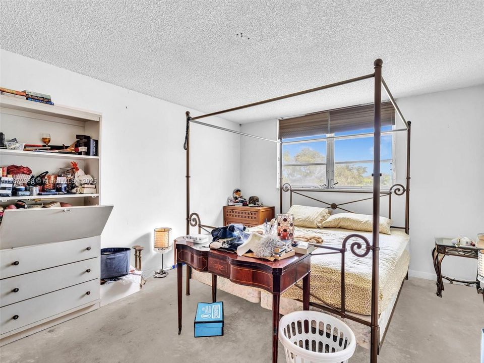 For Sale: $139,000 (1 beds, 2 baths, 1002 Square Feet)