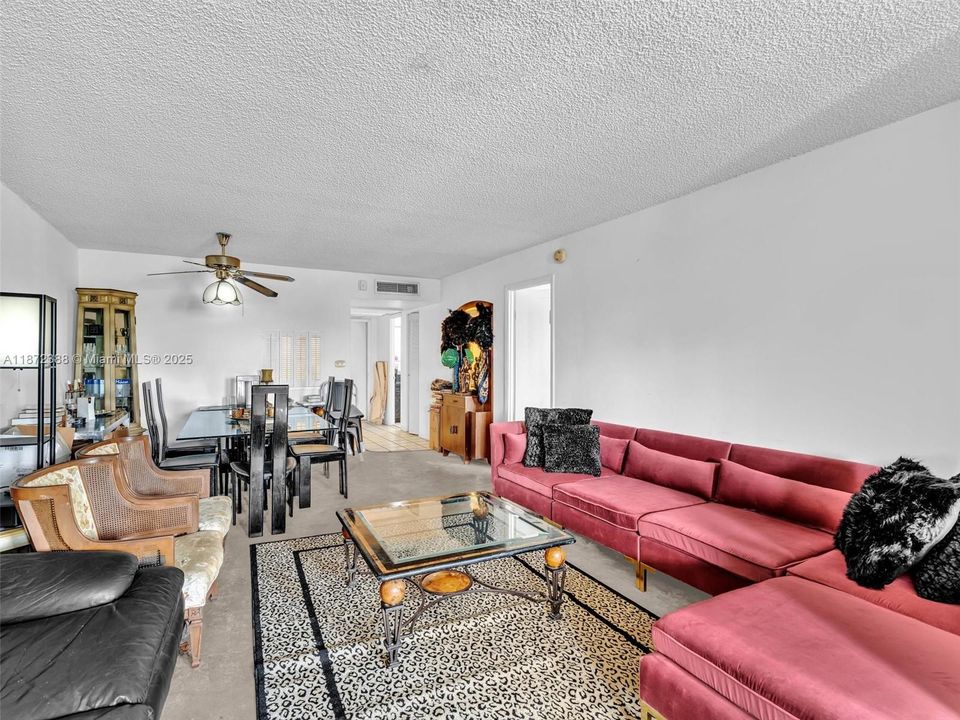 For Sale: $139,000 (1 beds, 2 baths, 1002 Square Feet)