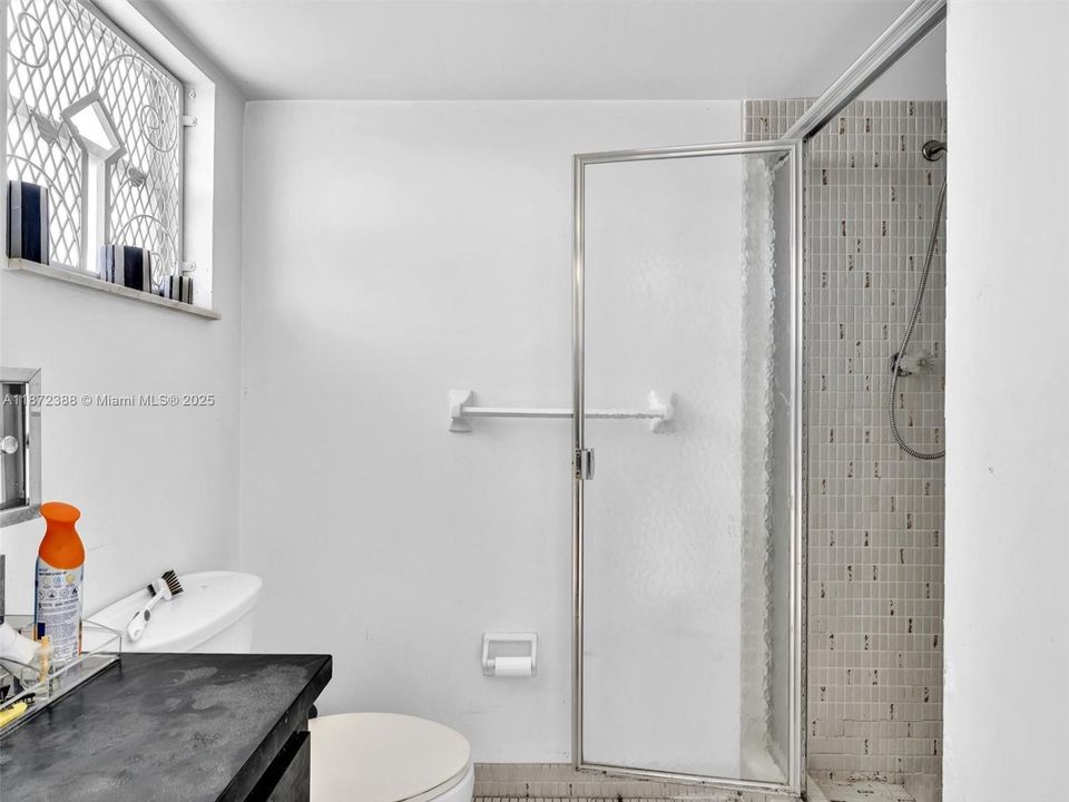 For Sale: $139,000 (1 beds, 2 baths, 1002 Square Feet)