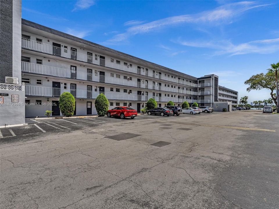 For Sale: $139,000 (1 beds, 2 baths, 1002 Square Feet)