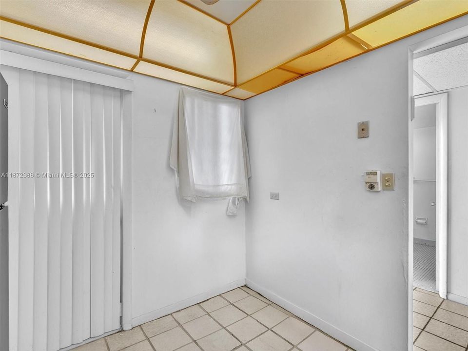 For Sale: $139,000 (1 beds, 2 baths, 1002 Square Feet)