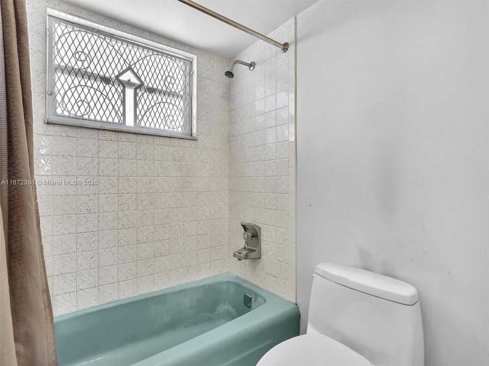 For Sale: $139,000 (1 beds, 2 baths, 1002 Square Feet)