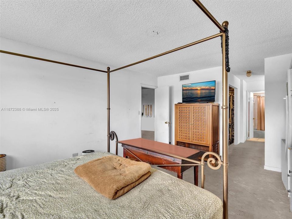 For Sale: $139,000 (1 beds, 2 baths, 1002 Square Feet)