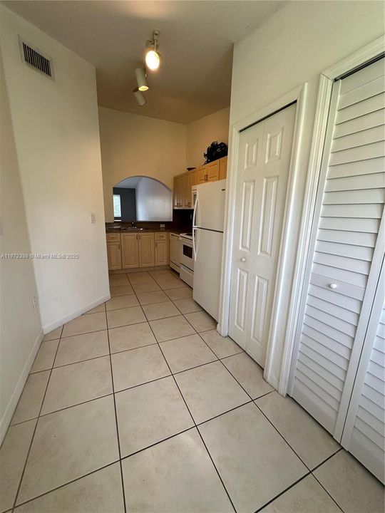 待售: $220,000 (2 贝兹, 2 浴室, 910 平方英尺)