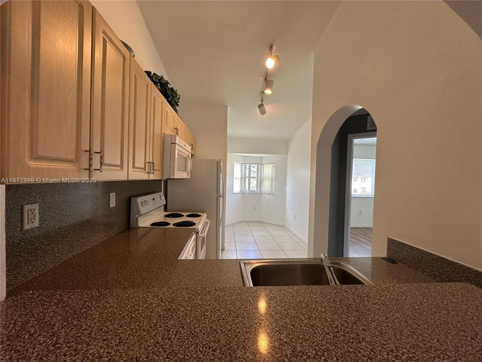 待售: $220,000 (2 贝兹, 2 浴室, 910 平方英尺)