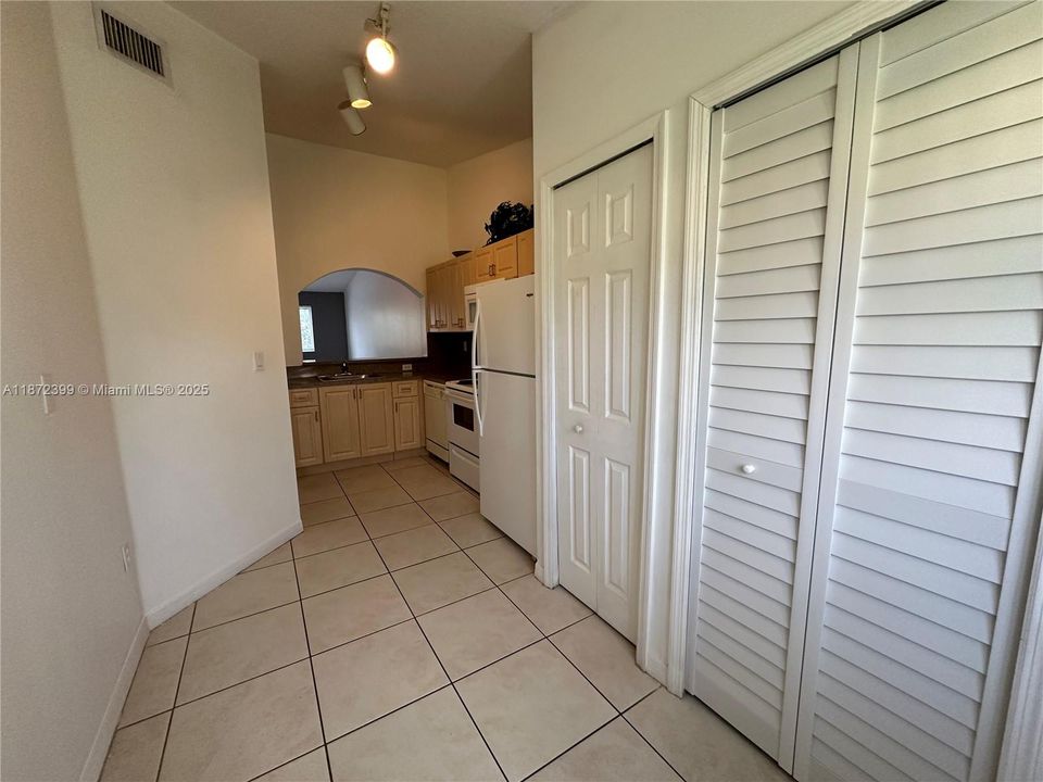 待售: $220,000 (2 贝兹, 2 浴室, 910 平方英尺)