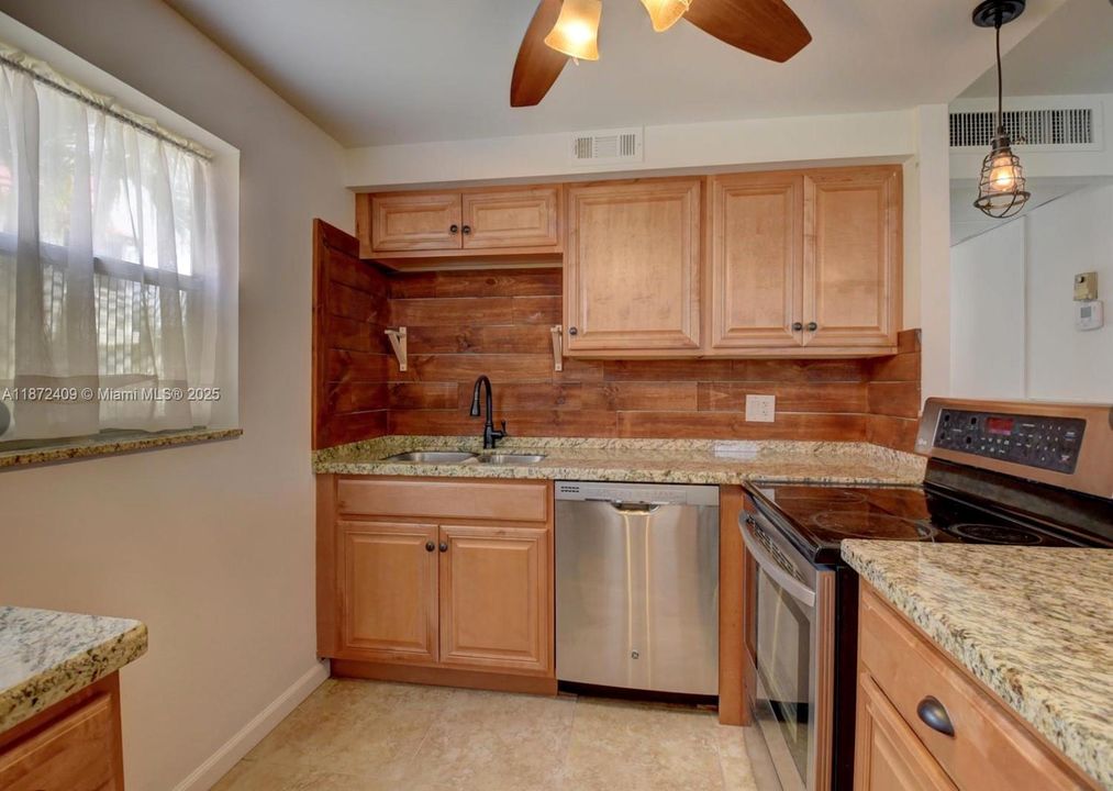 待售: $88,000 (2 贝兹, 2 浴室, 880 平方英尺)