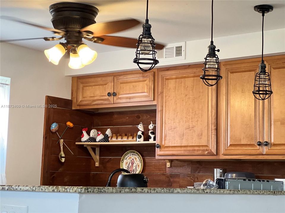 待售: $88,000 (2 贝兹, 2 浴室, 880 平方英尺)