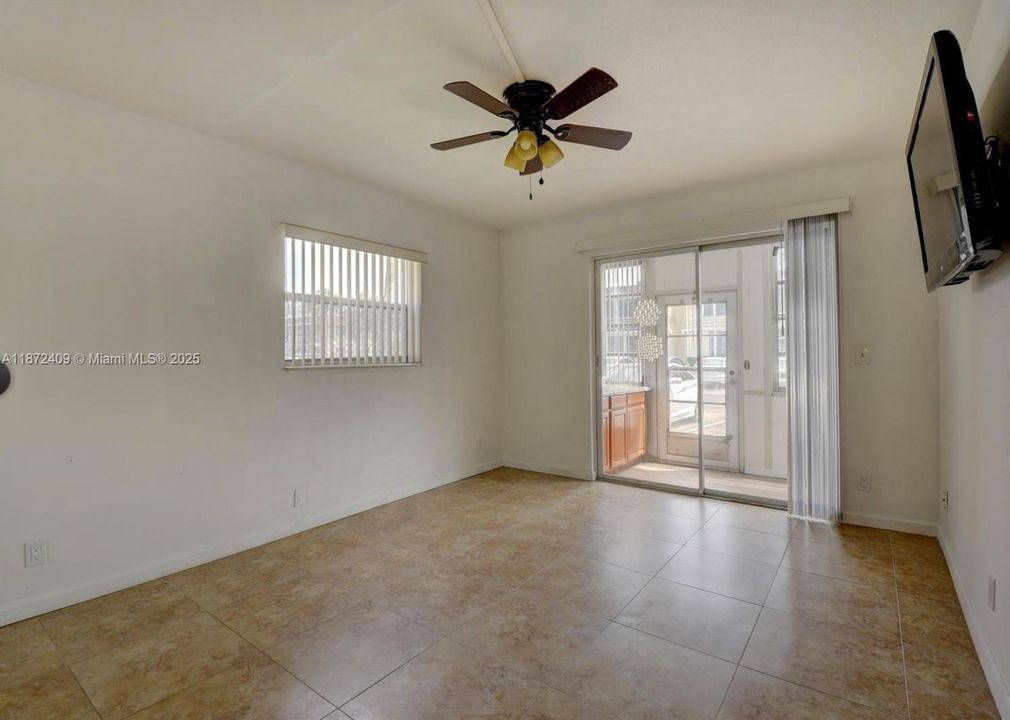 待售: $88,000 (2 贝兹, 2 浴室, 880 平方英尺)