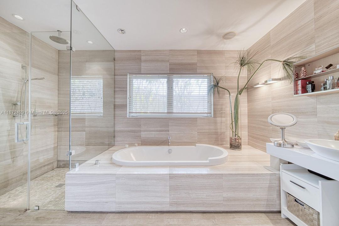 合同活跃: $14,500 (5 贝兹, 3 浴室, 3219 平方英尺)