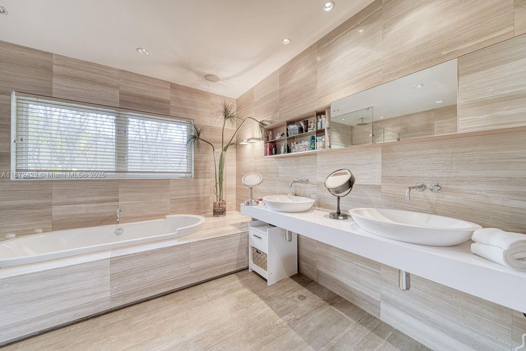 合同活跃: $14,500 (5 贝兹, 3 浴室, 3219 平方英尺)