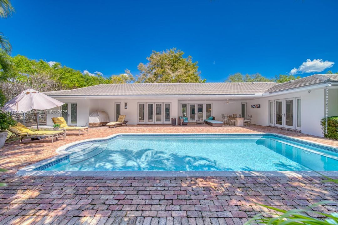 合同活跃: $14,500 (5 贝兹, 3 浴室, 3219 平方英尺)