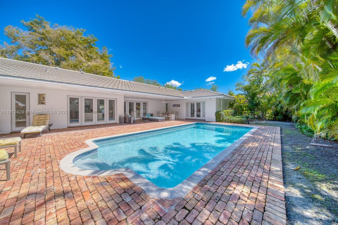 合同活跃: $14,500 (5 贝兹, 3 浴室, 3219 平方英尺)