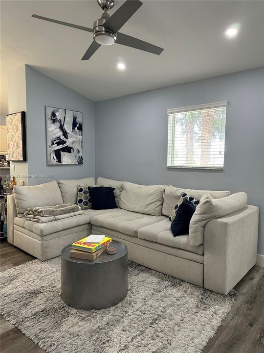 Active With Contract: $330,000 (3 beds, 2 baths, 1009 Square Feet)