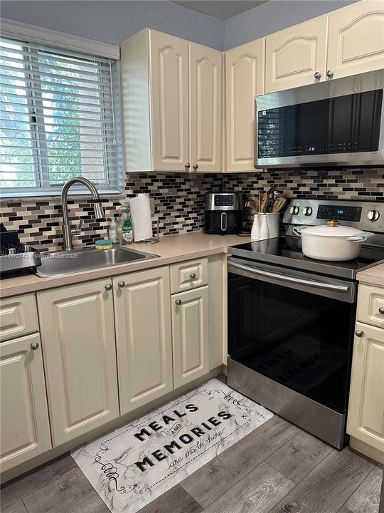 Active With Contract: $330,000 (3 beds, 2 baths, 1009 Square Feet)