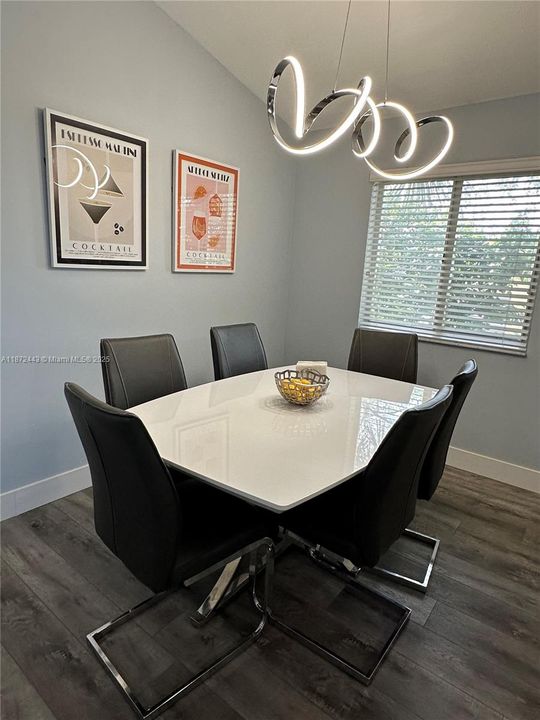 Active With Contract: $330,000 (3 beds, 2 baths, 1009 Square Feet)