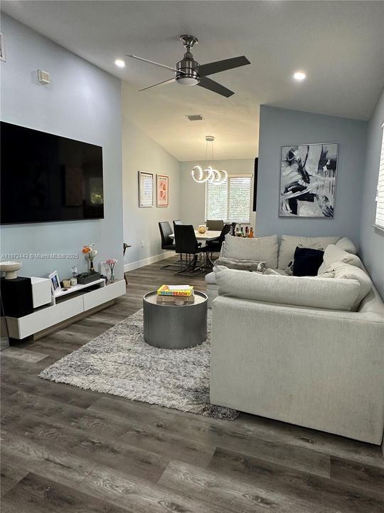 Active With Contract: $330,000 (3 beds, 2 baths, 1009 Square Feet)