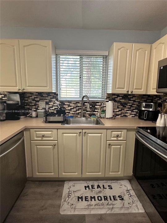 Active With Contract: $330,000 (3 beds, 2 baths, 1009 Square Feet)