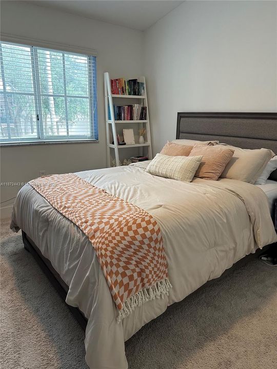 Active With Contract: $330,000 (3 beds, 2 baths, 1009 Square Feet)