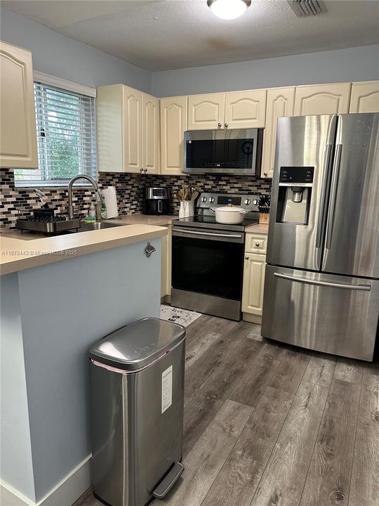 Active With Contract: $330,000 (3 beds, 2 baths, 1009 Square Feet)