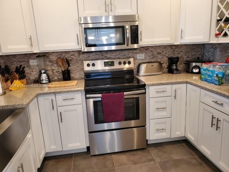 For Rent: $3,650 (2 beds, 1 baths, 925 Square Feet)