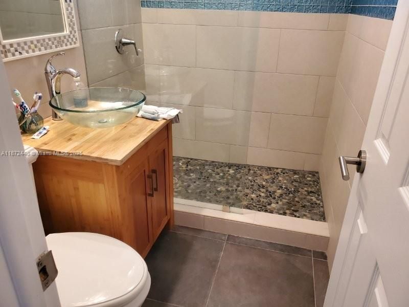 For Rent: $3,650 (2 beds, 1 baths, 925 Square Feet)