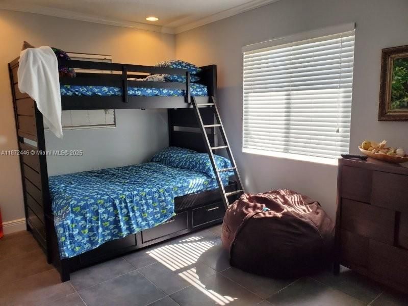 For Rent: $3,650 (2 beds, 1 baths, 925 Square Feet)