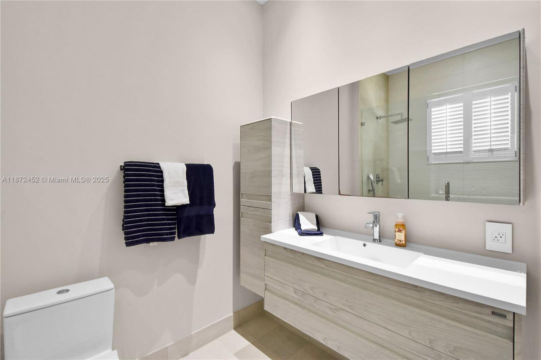 For Sale: $5,995,000 (6 beds, 8 baths, 7647 Square Feet)