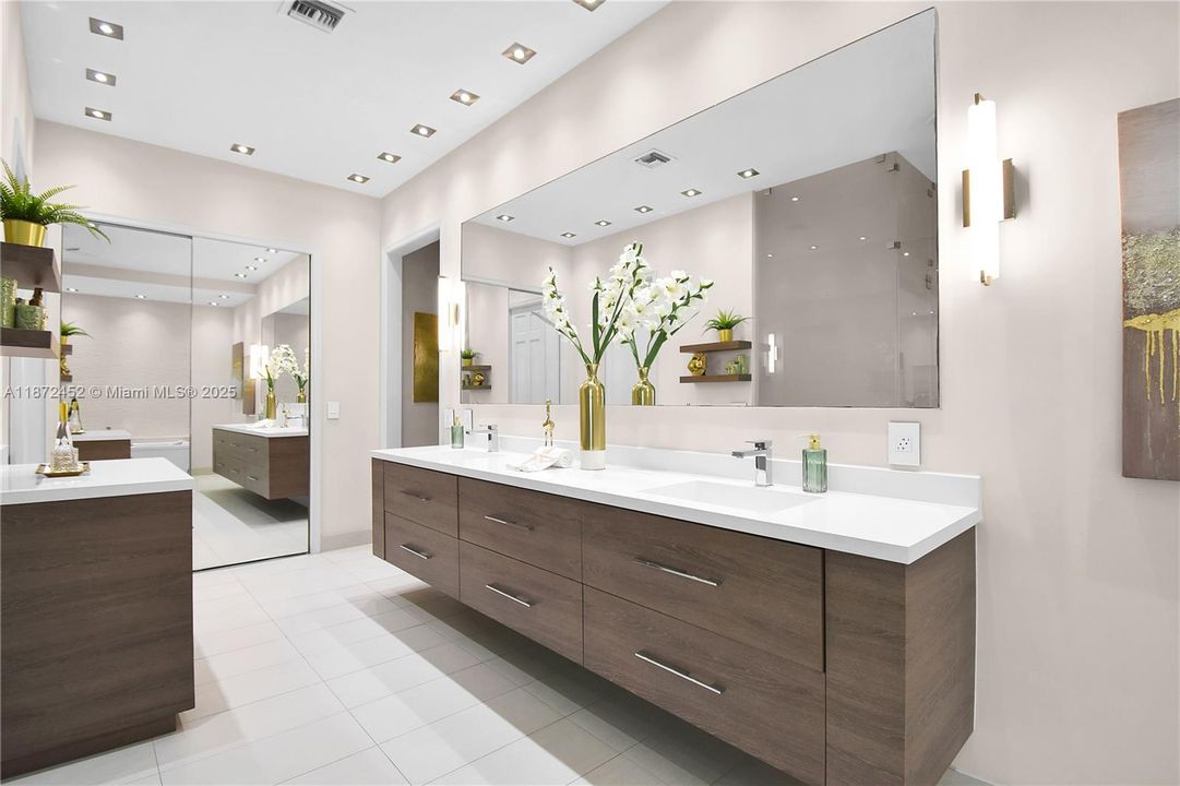 For Sale: $5,995,000 (6 beds, 8 baths, 7647 Square Feet)