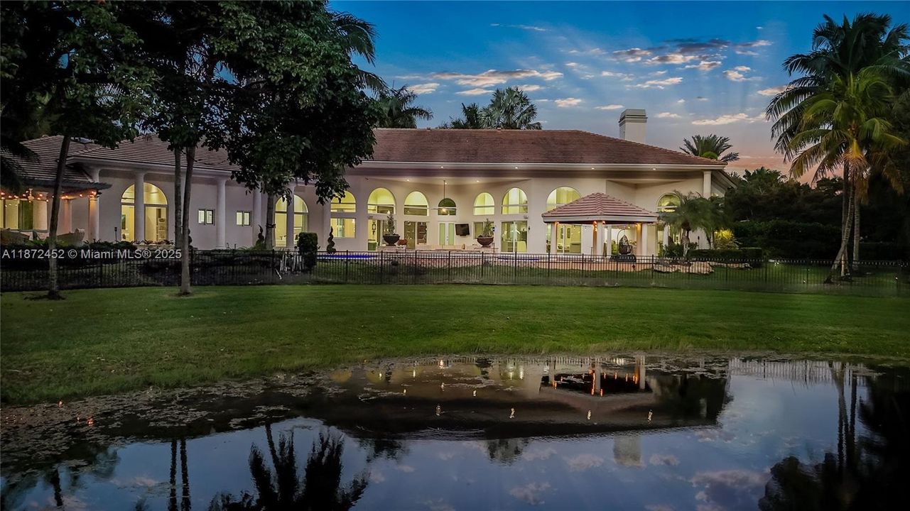 For Sale: $5,995,000 (6 beds, 8 baths, 7647 Square Feet)