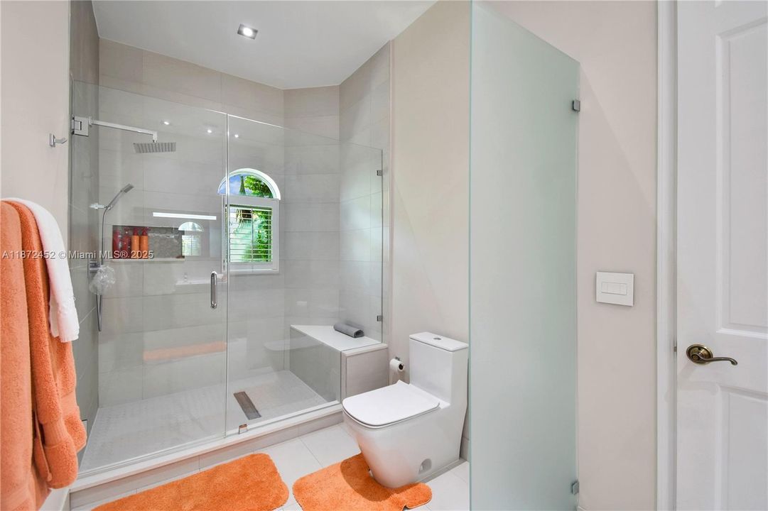 For Sale: $5,995,000 (6 beds, 8 baths, 7647 Square Feet)