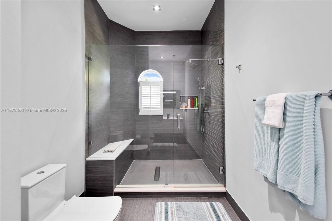 For Sale: $5,995,000 (6 beds, 8 baths, 7647 Square Feet)