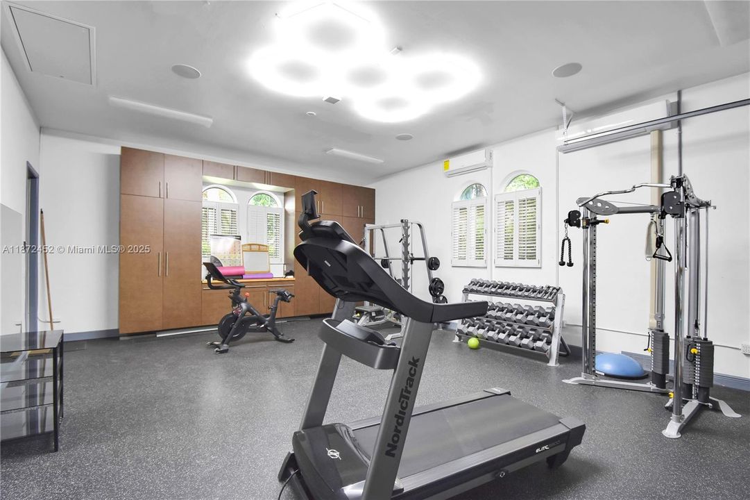 For Sale: $5,995,000 (6 beds, 8 baths, 7647 Square Feet)