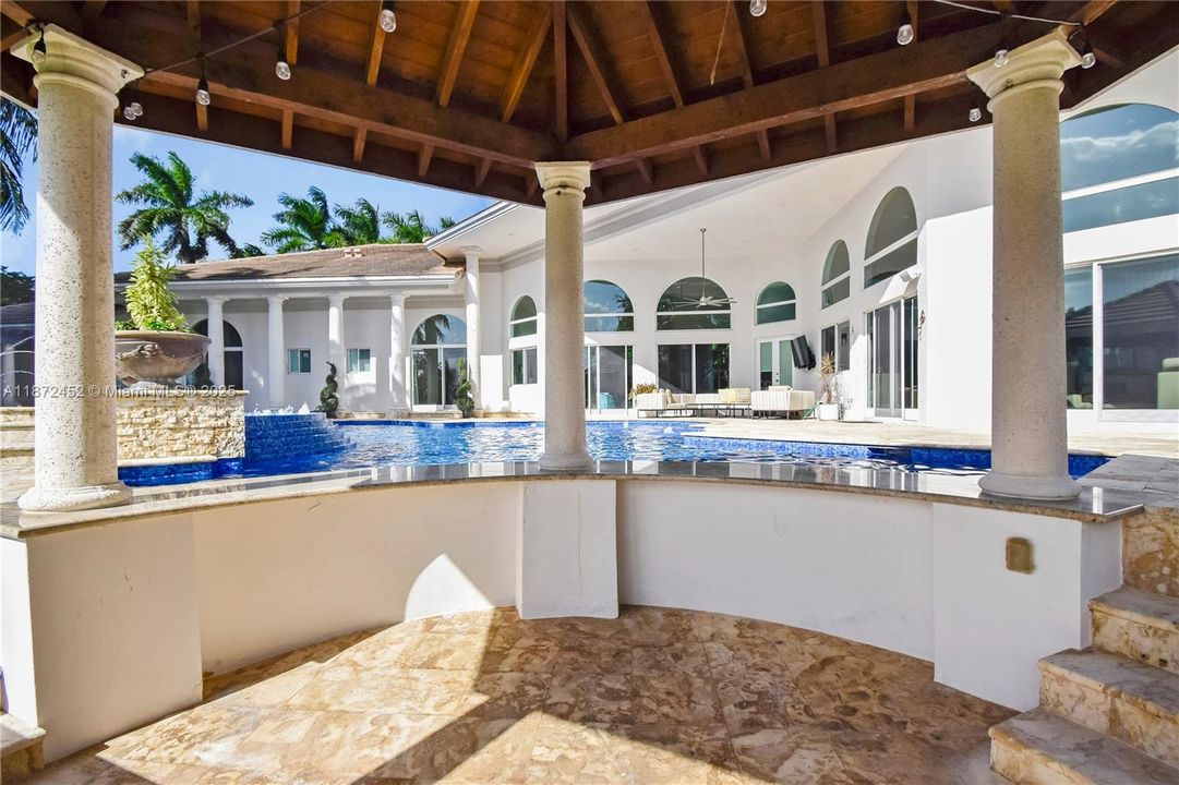 For Sale: $5,995,000 (6 beds, 8 baths, 7647 Square Feet)