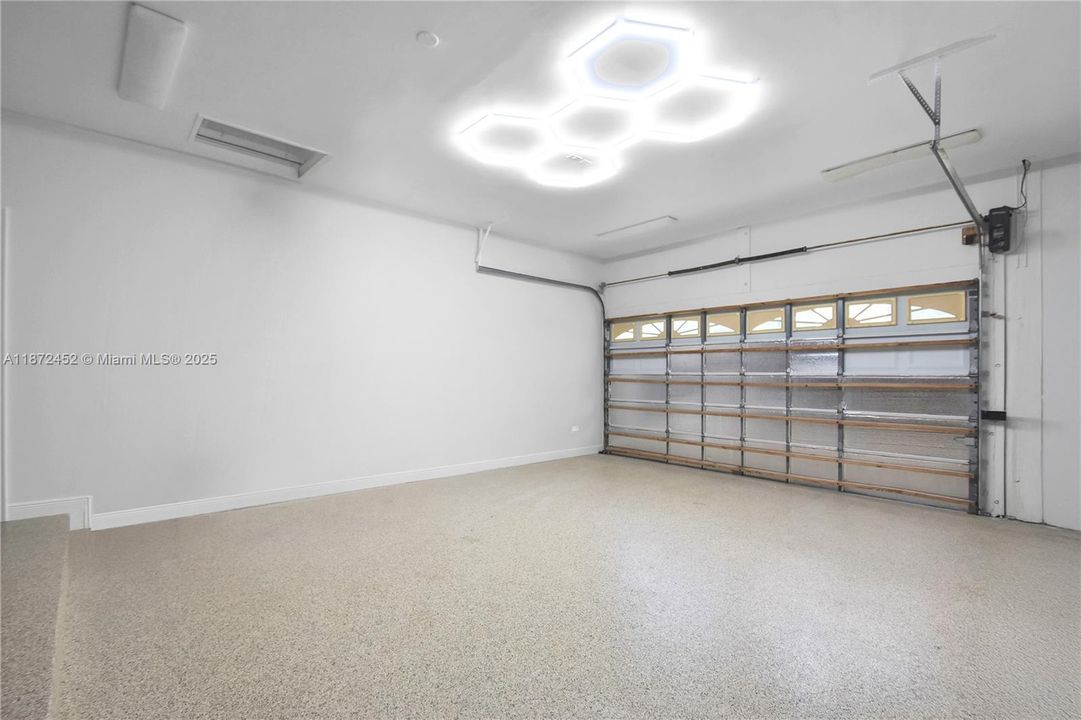 For Sale: $5,995,000 (6 beds, 8 baths, 7647 Square Feet)