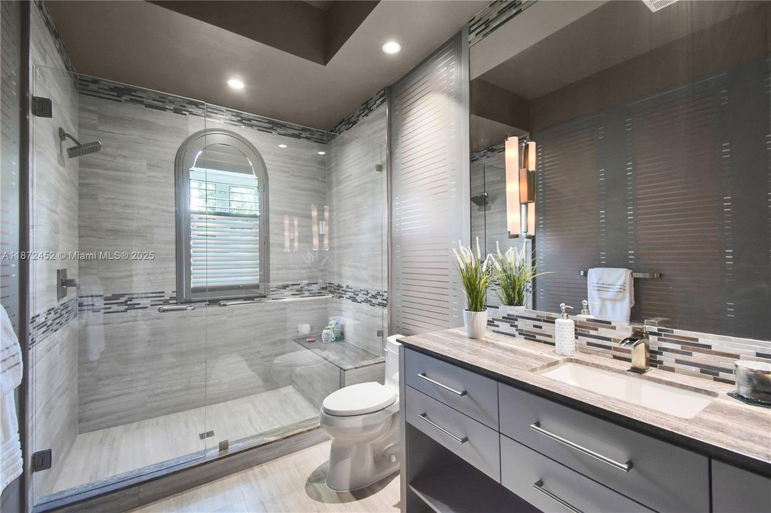 For Sale: $5,995,000 (6 beds, 8 baths, 7647 Square Feet)