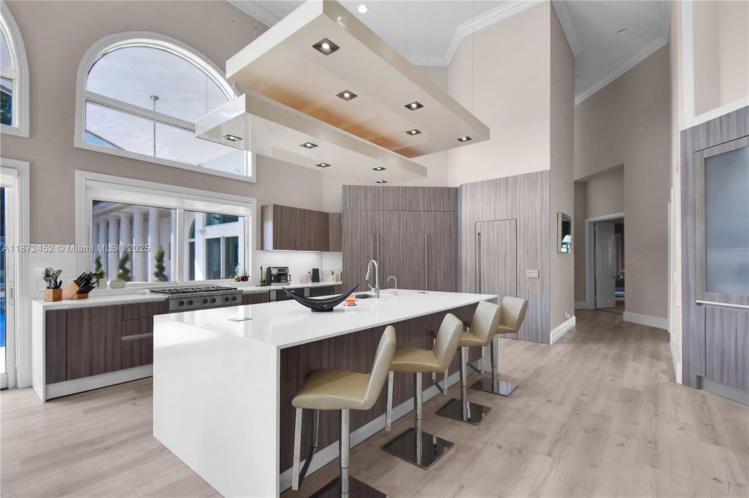 For Sale: $5,995,000 (6 beds, 8 baths, 7647 Square Feet)