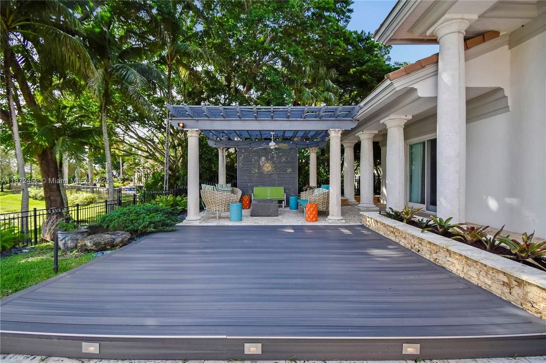 For Sale: $5,995,000 (6 beds, 8 baths, 7647 Square Feet)