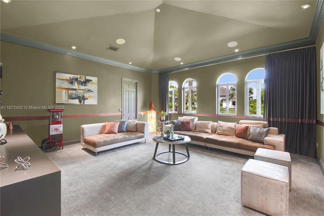 For Sale: $5,995,000 (6 beds, 8 baths, 7647 Square Feet)