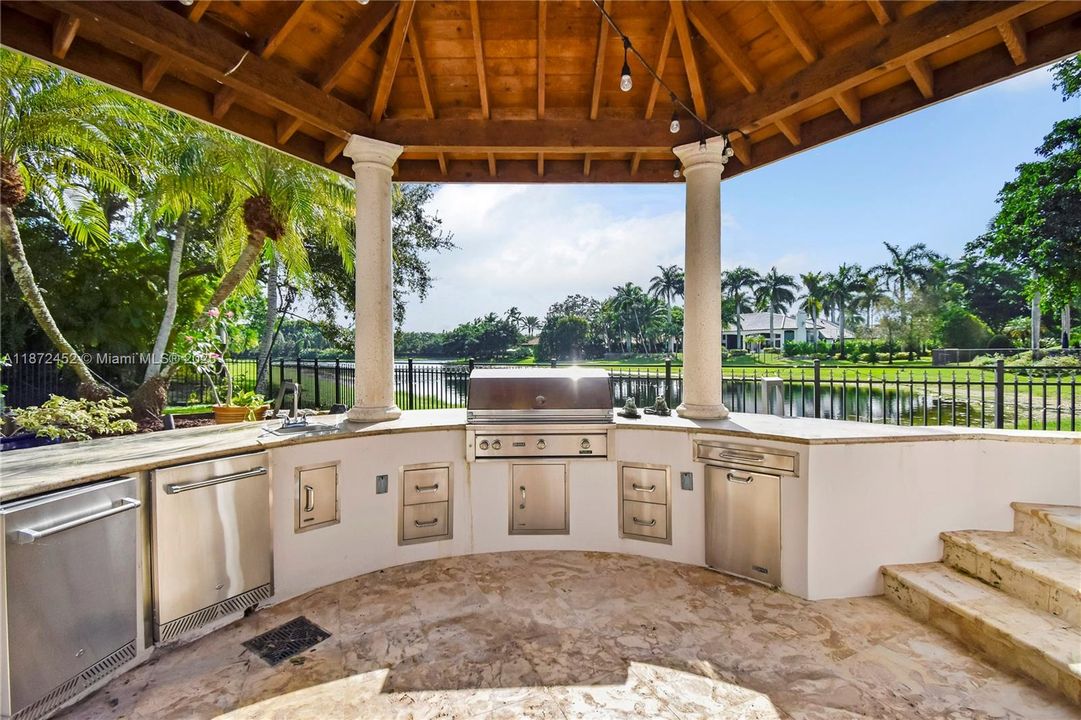 For Sale: $5,995,000 (6 beds, 8 baths, 7647 Square Feet)