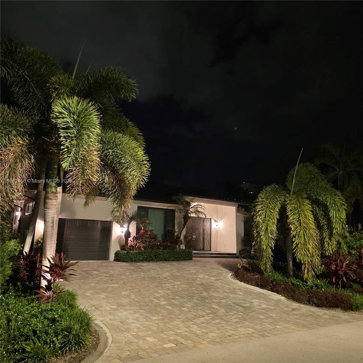 For Sale: $3,390,000 (3 beds, 3 baths, 2080 Square Feet)