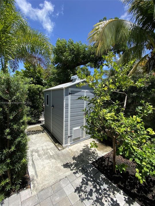 For Sale: $3,390,000 (3 beds, 3 baths, 2080 Square Feet)