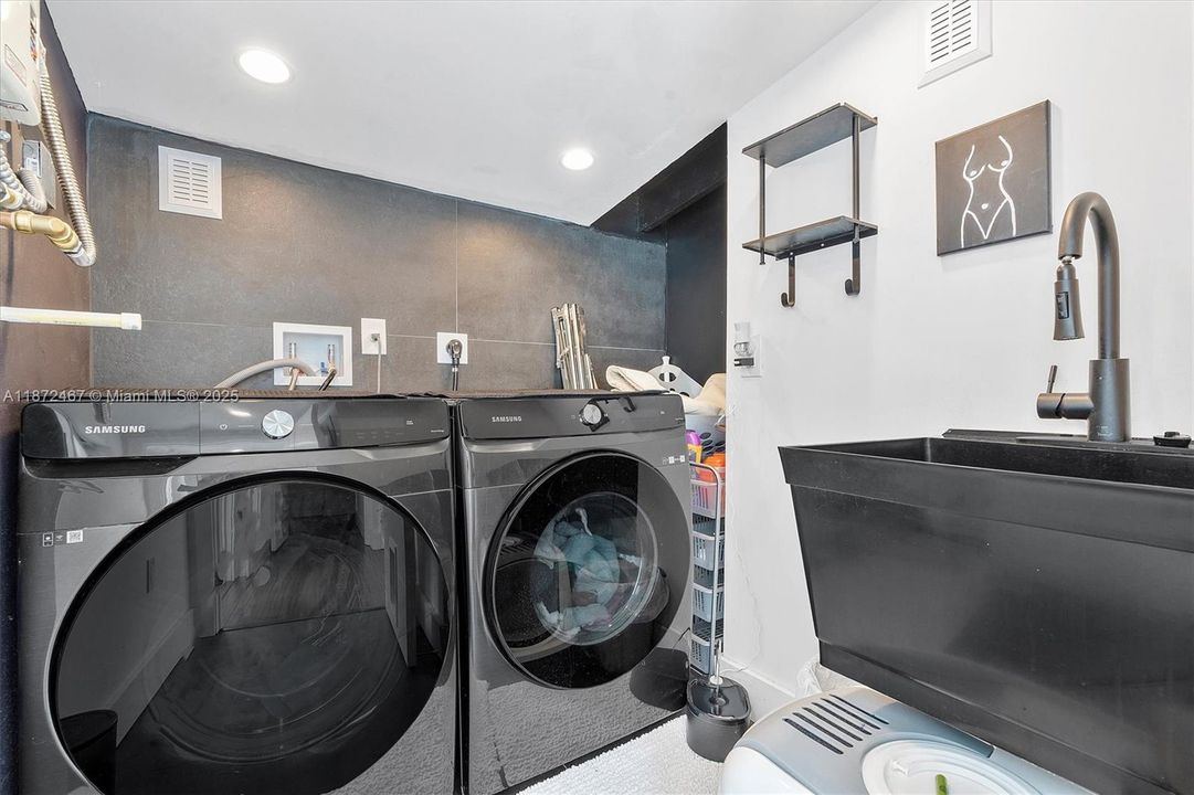 For Sale: $2,390,000 (4 beds, 4 baths, 2729 Square Feet)