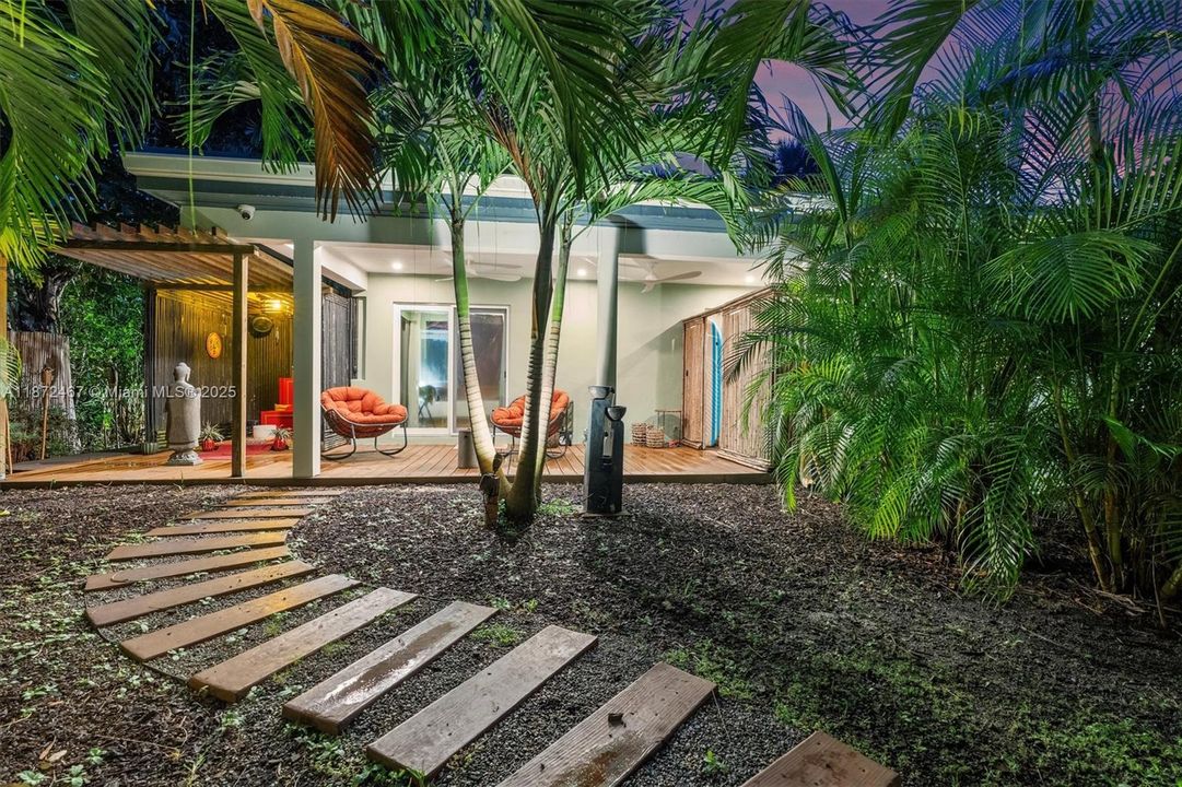 For Sale: $2,390,000 (4 beds, 4 baths, 2729 Square Feet)