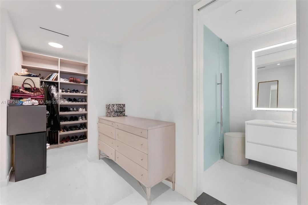 For Rent: $35,000 (4 beds, 5 baths, 3214 Square Feet)