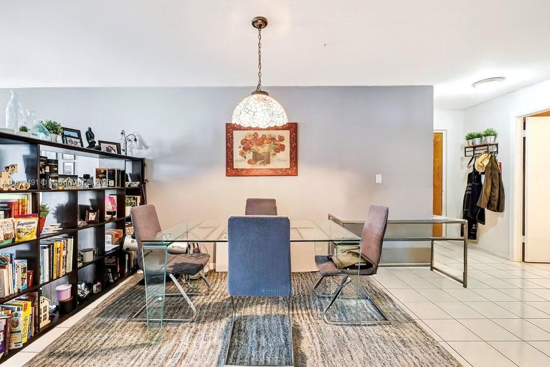 For Sale: $339,000 (2 beds, 2 baths, 1040 Square Feet)