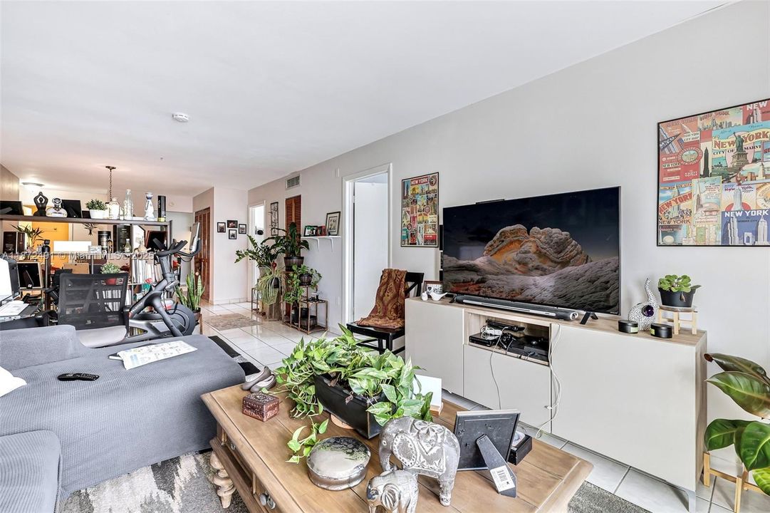 For Sale: $339,000 (2 beds, 2 baths, 1040 Square Feet)